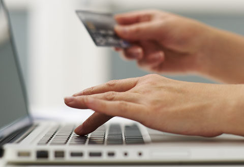 Persona che utilizza un computer per un acquisto online